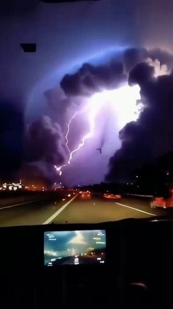 Чего следует бояться, так это молнии.😮⚡