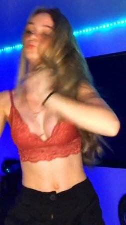 Хорошо двигается девушка в красном лифчике