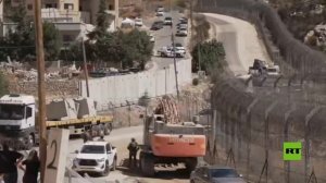 الجيش الإسرائيلي يواصل نصب الكتل الخرسانية على السياج الفاصل بين الجولان وسوريا