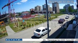 Строительный кран из-за халатности строителей стрелой повредил жилой дом