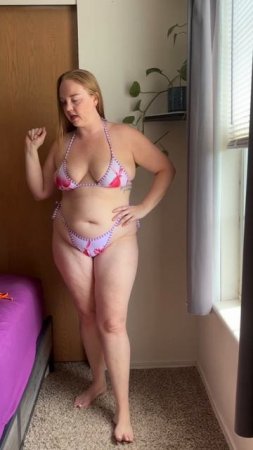 Пышная красавица показала фигуру в купальнике