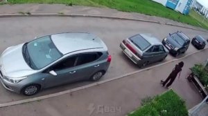 КОТЁНОК ЗАДЕРЖАЛ ДЕВУШКУ