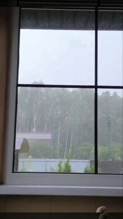 Мощный удар молнии сняли на видео в Москве во время вчерашней грозы