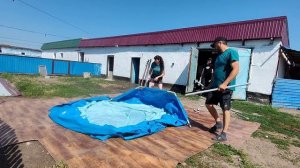 Завалили стену сарая.Приготовим обед на свежем воздухе.Установим бассейн.Приведём в порядок клубнику