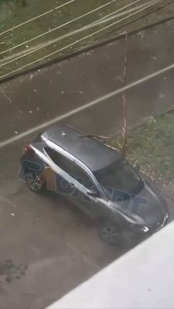 Ветка пробила лобовое стекло машины во время урагана в Волгодонске.
