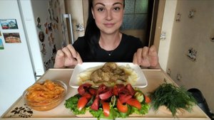 Мукбанг🍖Тушёная свинина с пюре, тушёная купуста, овощной салат 🥗🤤👍