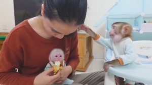 Обезьянка МАЛЕХА и крошка БУКАШКА уцепились за маму Лежат на маме Уснули Едят кашку ложкой бананы