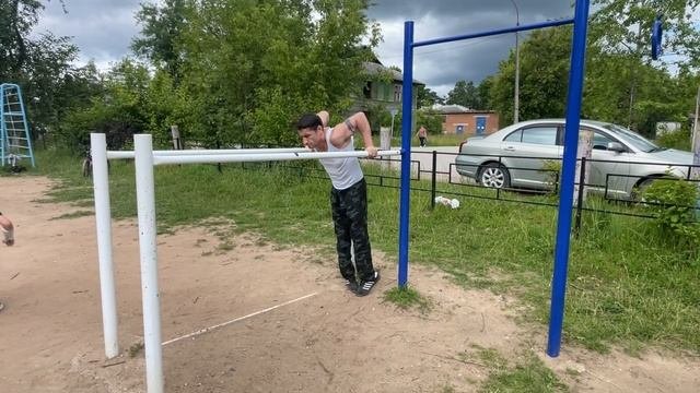 Турники в соседнем дворе