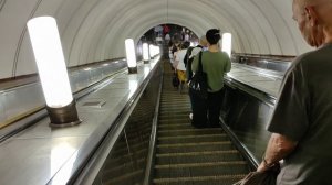 первый раз в метро в Москве и что мне там очень понравилось это солидарность!
