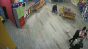 ‼️В ТЦ Авиапарк две сестры в розовых платьях напали на полицейских‼️
