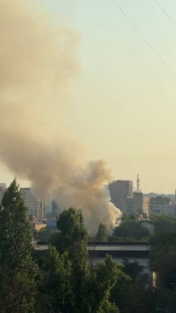В районе Красноармейской в Ростове сильный пожар, сообщают очевидцы.