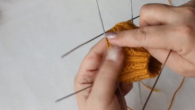 КАК СВЯЗАТЬ  ШАПОЧКУ ДЛЯ КУКЛЫ на 4 спицах