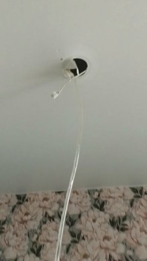 как слить воду из натяжного потолка
