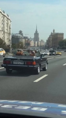 😍В центре Москвы заметили пожилую пару, которая мчит в кабриолете и наслаждается погодой😍