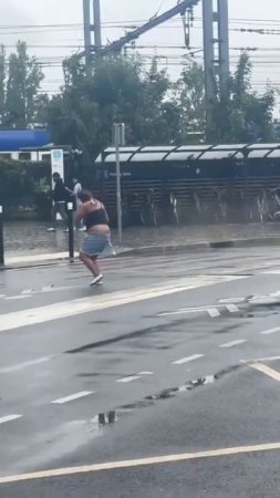 Женщина пыталась зарезать двух полицейских