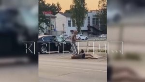Жену, которую прилюдно избивал муж, спасли подростки