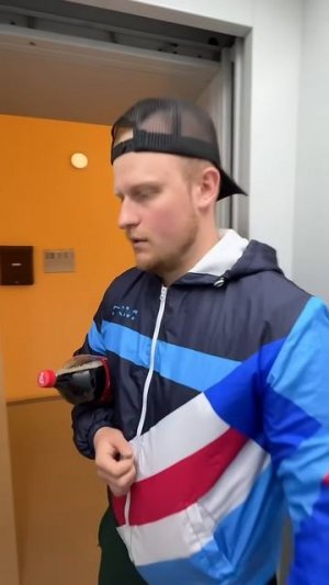 А как ещё назвать человека, которой на лифте на 2 этаж едет _😅