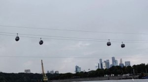 Приехали на Воробьёвых горах Москва покататься на канатной дорогой но во время грозы её отключили