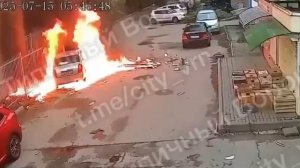 Несработавшая БЧ украинского ударного БЛА FP-1 вчера в Воронеже с последующим пожаром автомобиля.