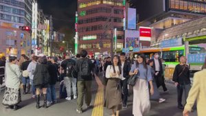 Токио ночью ✨ Очарование огней и улиц мегаполиса 🌆 Прогулка по сердцу Японии 🚶♂️