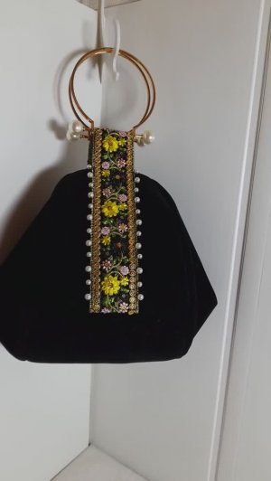 Сумочка из черного бархата с вышивкой