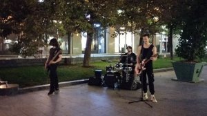 Уличные музыканты создают атмосферу в вечерней Москве!