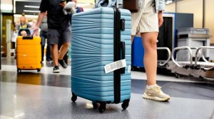 Долго не прослужит: какой чемодан точно не стоит покупать