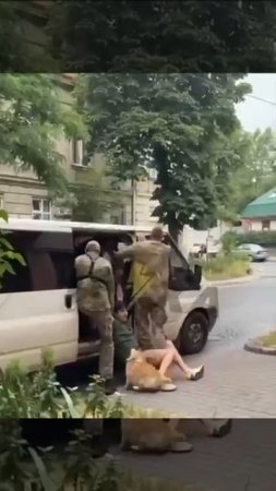 Львов.Из подъезда на фронт