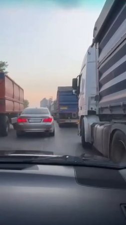 Каждый год с началом уборки и отгрузки зерна на улице Заречной в Ростове транспортный коллапс.
