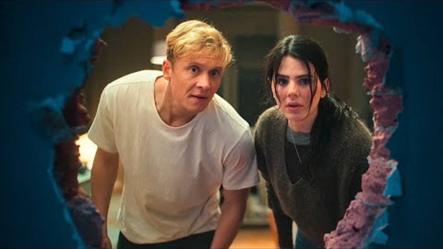 Люди не могут ВЫЙТИ ИЗ ДОМА из-за странной КИРПИЧНОЙ СТЕНЫ которая появилась за 1 ночь