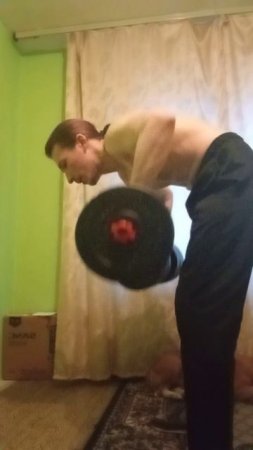 Качаю спину дватцатикилограмовыми гантелями