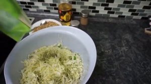 Салат из свежей капусты с семечками подсолнуха! Вкусный полезный и быстро приготавливается.