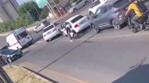 Самый "умный" водитель решил обогнать всех,следуя за скорой.