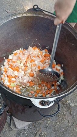 Дети готовят на полевой кухне