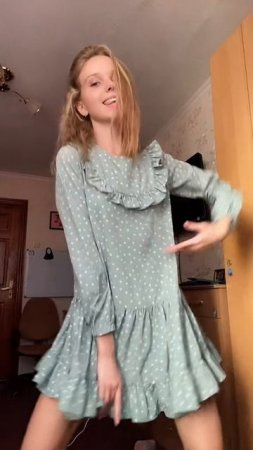 Красивая блондинка в платье