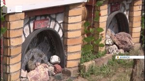 Житель Ачинска превратил свой дом в крепость с башнями и драконами