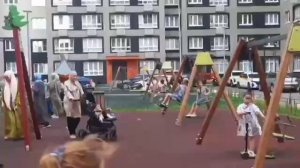 Детская площадка в Подмосковной Балашихе оккупирована жёнами и детьми ценных специалистов
