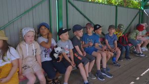 Прогулка в детском саду. Дети гуляют. Лайфстайл без монтажа.