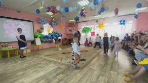 Малыши поздравляют выпускников  2022 года детского сада "Радуга"