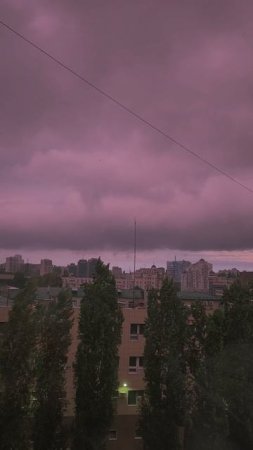 Розовый рассвет с грозой