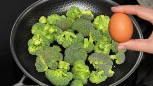 Просто вылейте яйца на брокколи! Быстрый и невероятно вкусный рецепт!