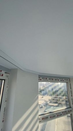 Натяжной потолок на балконе, карниз