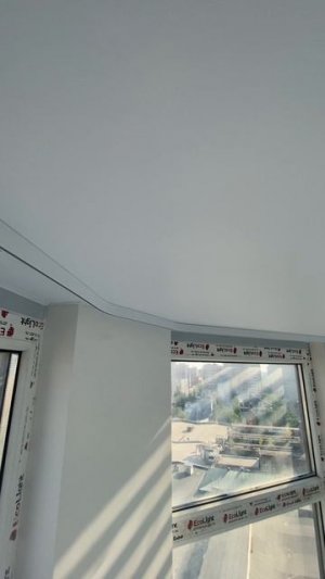 Натяжной потолок на балконе, карниз