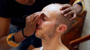 ASMR Head Massage： Soothing Ear and Neck Treatment with Neck Cracking