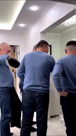 Жёны прикольнулись над своими мужьями и купили всем одинаковые свитера 😅