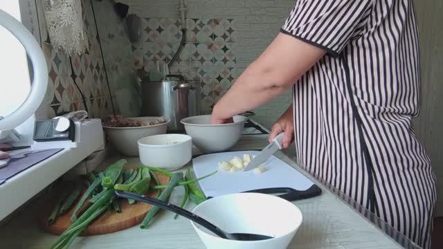И пошло поехало. Как повезёт. Жизнь простых людей в деревне