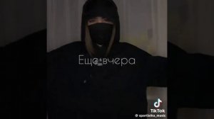 едет чëрная бмв