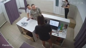 В Биробиджане учительница с дочкой устроили налёт на ПВЗ WB — шизухи угрожали сканером как пушкой