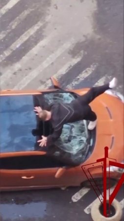 Пьяный чудик забрался на чужую машину и расколотил лобовое стекло

22-летнего дебошира быстро заде