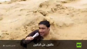مراسل باكستاني يبث تغطية فيضانات مغمورا كليا بالسيول